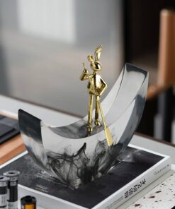 Tượng Thỏ Peter chèo thuyền