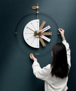 Đồng hồ sáng tạo treo tường phòng khách