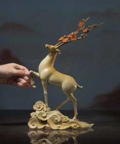 Tượng Hươu Vàng Uyển Chuyển Trên Mây