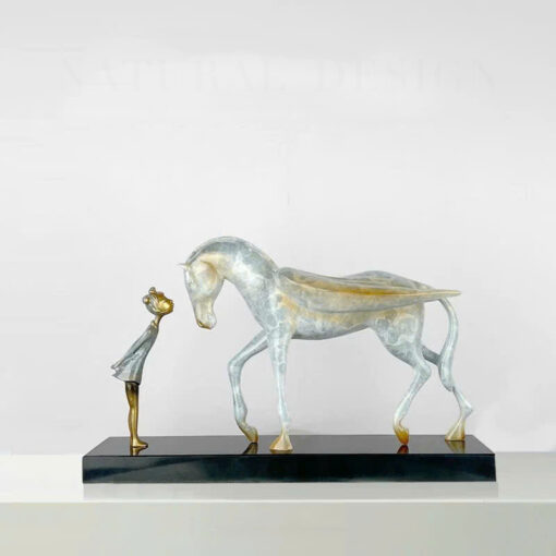 tuong-be-gai-va-ngua-than 7 Tượng Nghệ Thuật Bé Gái Và Ngựa Thần