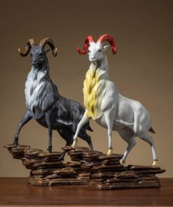 Tượng Dê Đứng Trên Núi Đá