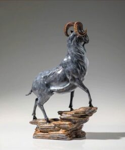 Tượng Dê Đứng Trên Núi Đá