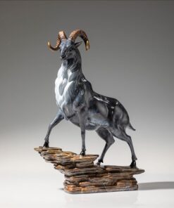 Tượng Dê Đứng Trên Núi Đá