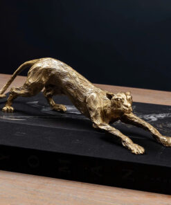 Tượng Báo Vàng Căng Mình Đầy Năng Lượng