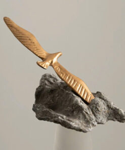 Tượng Chim Vươn Mình Trên Đá