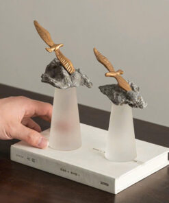 Tượng Chim Vươn Mình Trên Đá