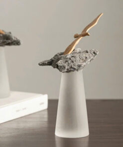 Tượng Chim Vươn Mình Trên Đá