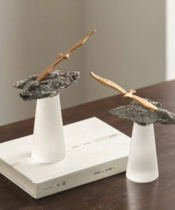 Tượng Chim Vươn Mình Trên Đá