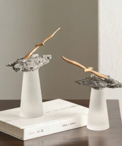 Tượng Chim Vươn Mình Trên Đá