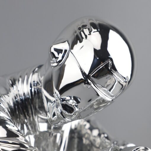 tuong-nguoi-may-tram-tu (3) Tượng Người Máy Trầm Mặc