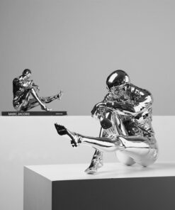 Tượng Người Máy Trầm Mặc