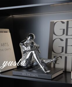 Tượng Người Máy Trầm Mặc