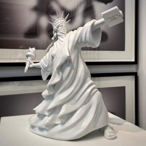 tuong-nu-than-tu-do-pha-cach-2-768×768 Tượng Nữ Thần Tự Do Phong Cách Mới