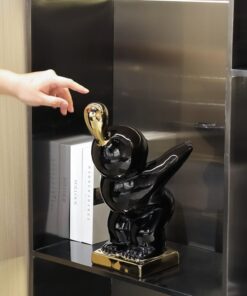 Tượng Bé Phiêu Lưu Trên Không