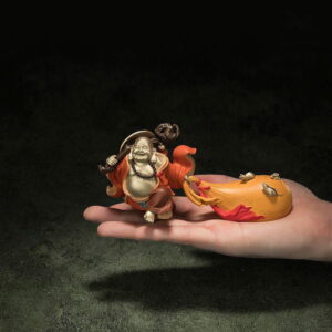 Tượng Di Lặc Vác Bao Tài Lộc – Chiêu Tài Nạp Phúc Taplo Ô Tô - Công Decor