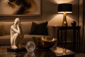 Ánh sáng ấm làm nổi bật tượng và vật liệu decor mà không gây chói
