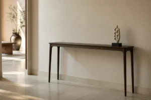 Tượng decor nhỏ đặt cân đối trên tủ console hẹp
