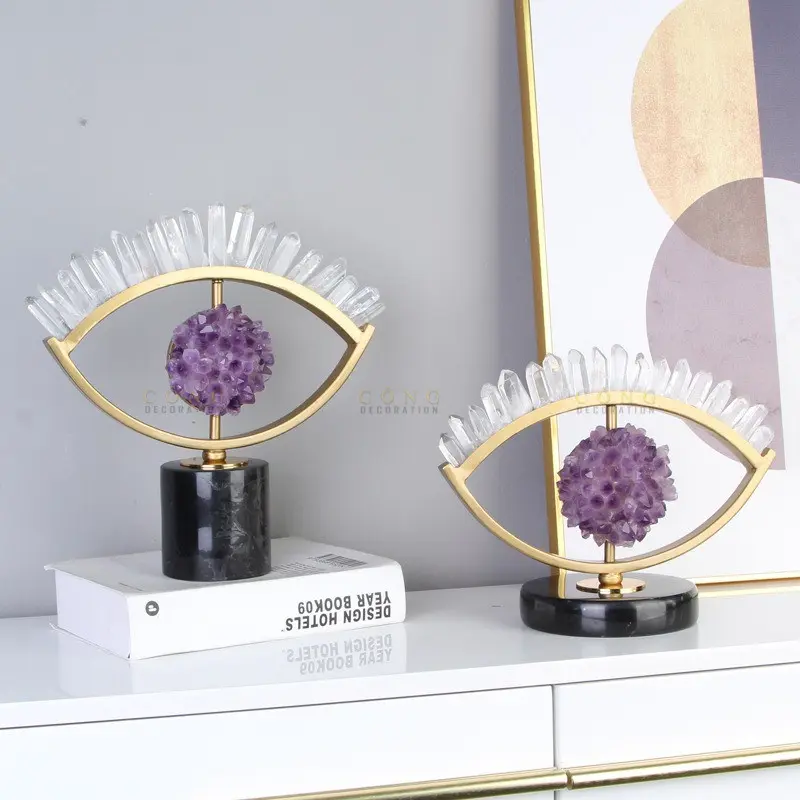 Góc chụp khác của tượng con mắt nghệ thuật trên kệ sáng màu
